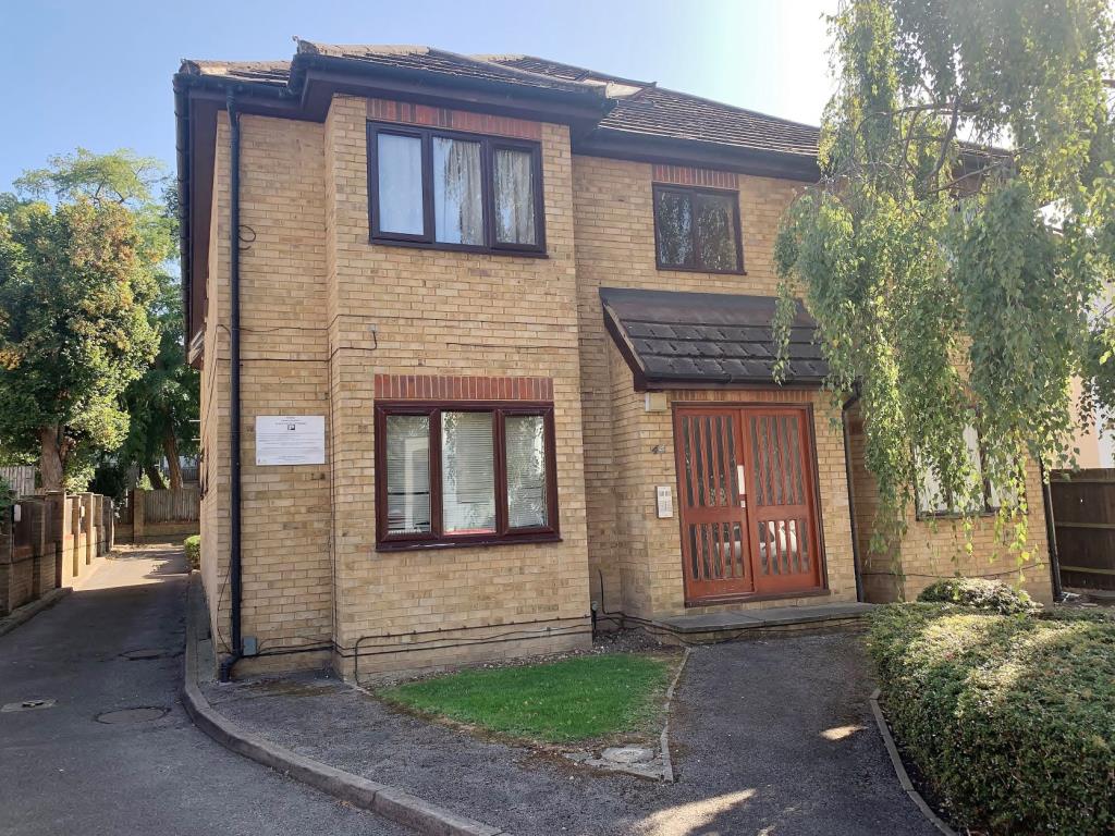 Lot: 74 - TENANTED ONE-BEDROOM FIRST FLOOR FLAT -